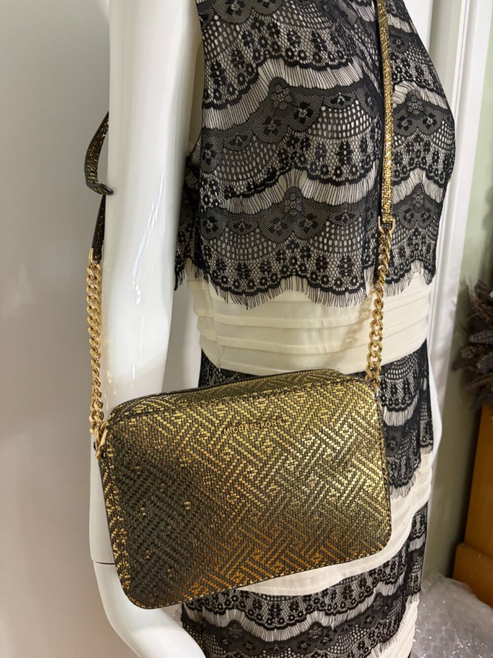 MICHAEL KORS GINNY CAMERA BAG METALLIC GOLD WOVEN CROSSBODY - Picture 3 of 7
